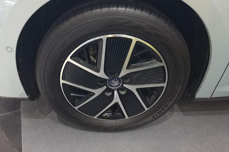 Used BYD Qin L 2025 DM-i Smart Drive 120KM Superior Model Left Front Wheel Hub