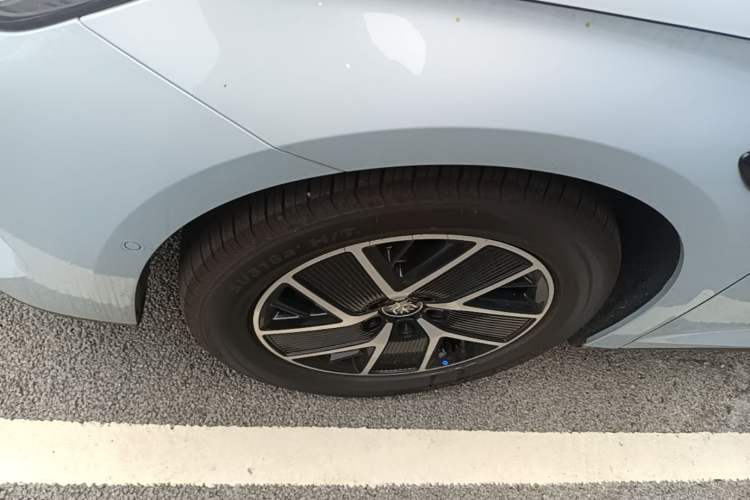Used BYD Qin L 2025 DM-i Smart Drive 120KM Superior Model Left Front Wheel Hub
