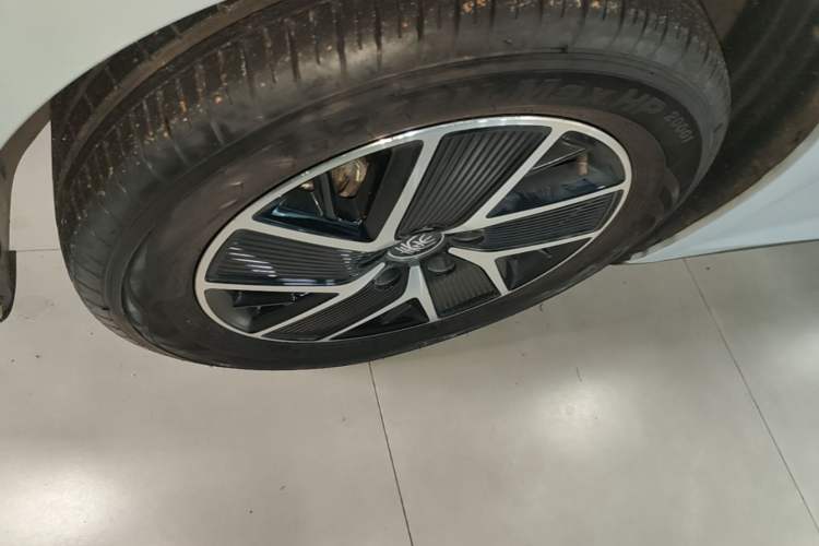 Used BYD Qin L 2025 DM-i Smart Drive 120KM Superior Model Left Front Wheel Hub