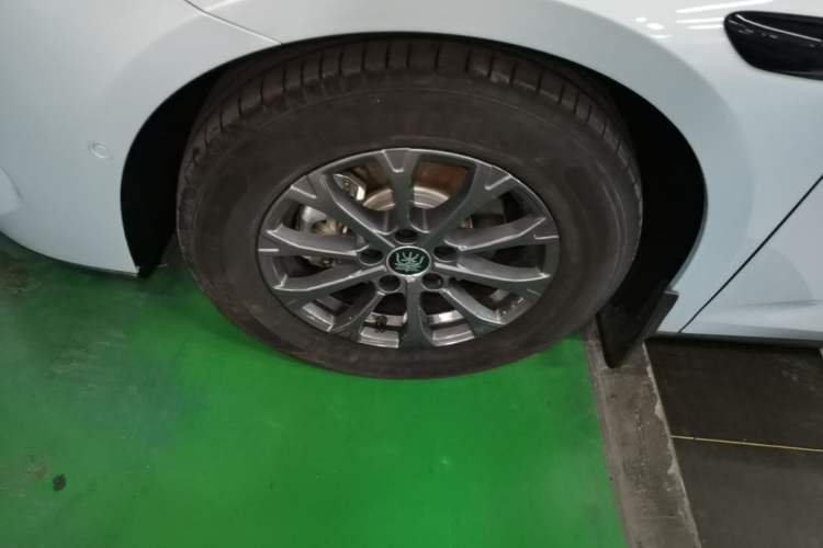 Used BYD Qin L 2025 DM-i Smart Drive 80KM Leading Model Left Front Wheel Hub