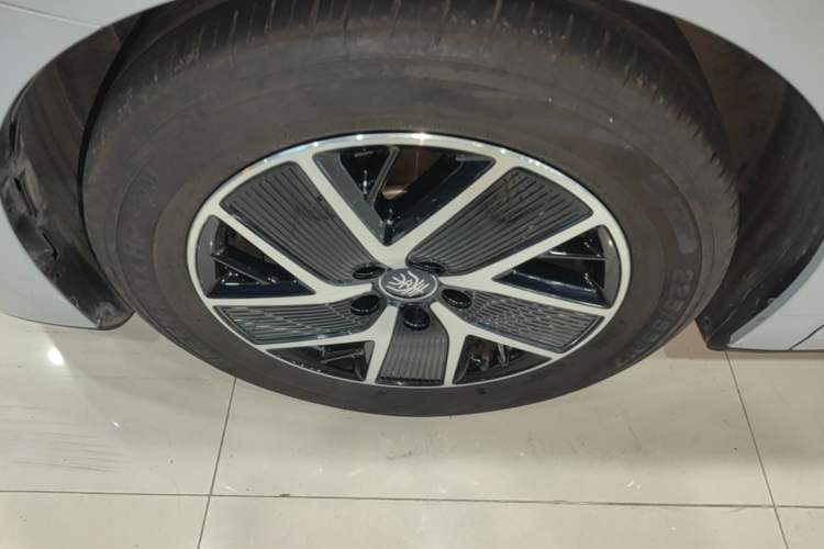 Used BYD Qin L 2025 DM-i Smart Drive 80KM Superior Model Left Front Wheel Hub