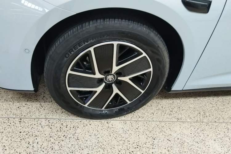 Used BYD Qin L 2025 DM-i Smart Drive 120KM Superior Model Left Front Wheel Hub