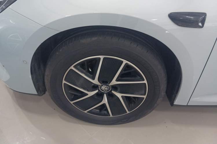 Used BYD Qin L 2025 DM-i Smart Drive 120KM Superior Model Left Front Wheel Hub