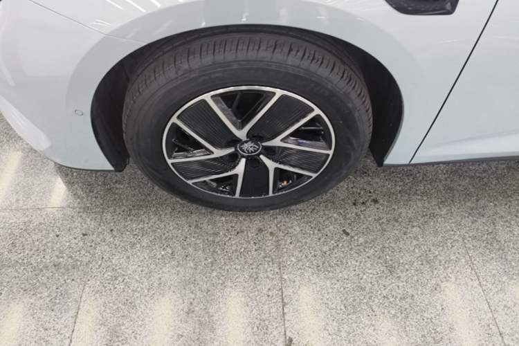 Used BYD Qin L 2025 DM-i Smart Drive 120KM Superior Model Left Front Wheel Hub