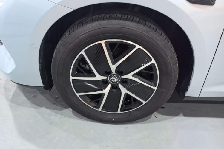 Used BYD Qin L 2025 DM-i Smart Drive 120KM Superior Model Left Front Wheel Hub