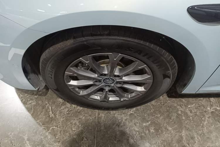 Used BYD Qin L 2025 DM-i Smart Drive 80KM Leading Model Left Front Wheel Hub