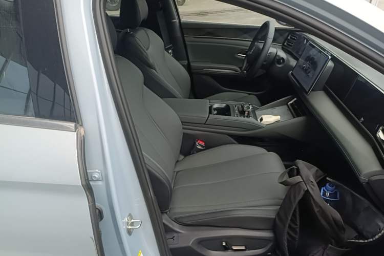 Used BYD Qin L 2025 DM-i Smart Drive 120KM Superior Model Right Front Seat