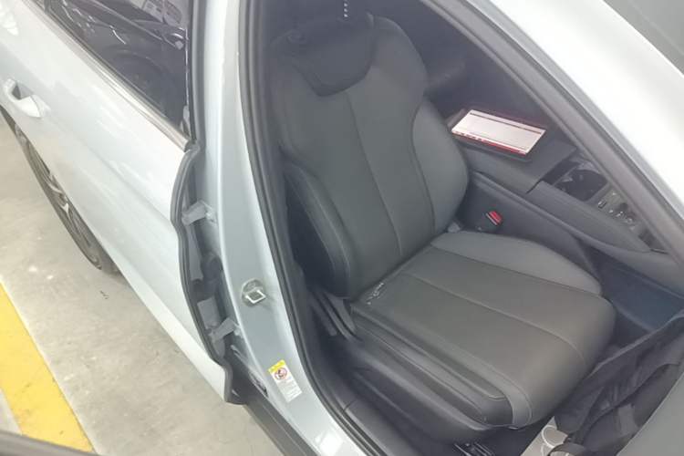 Used BYD Qin L 2025 DM-i Smart Drive 80KM Superior Model Right Front Seat