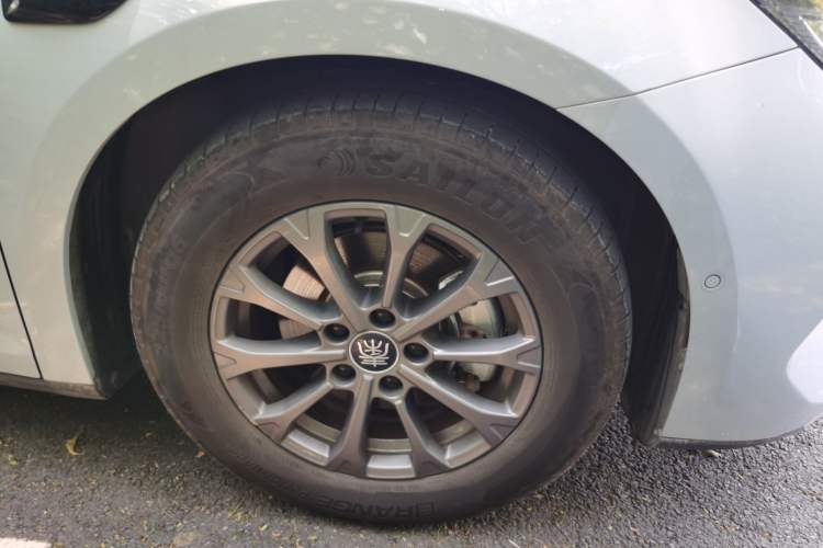Used BYD Qin L 2025 DM-i Smart Drive 80KM Leading Model Right Front Wheel Hub