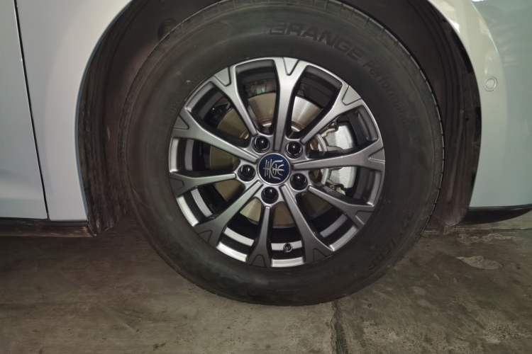 Used BYD Qin L 2025 DM-i Smart Drive 80KM Leading Model Right Front Wheel Hub