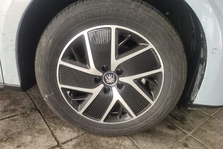 Used BYD Qin L 2025 DM-i Smart Drive 120KM Leading Model Right Front Wheel Hub