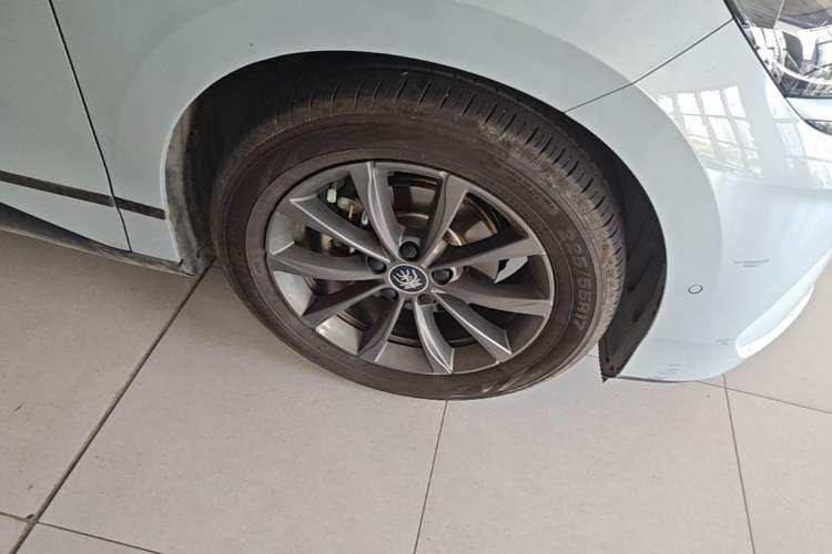 Used BYD Qin L 2025 EV 470KM Leading Edition Right Front Wheel Hub