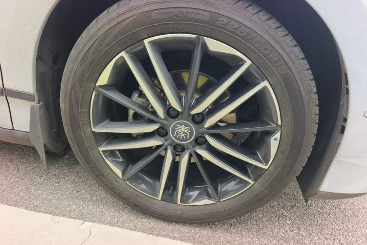 Used BYD Qin L 2025 EV 545KM Excellence Edition Right Front Wheel Hub