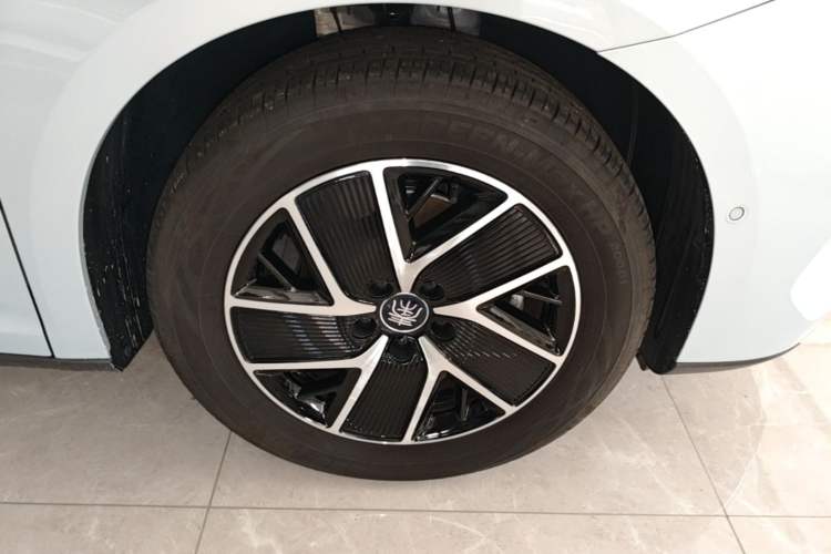 Used BYD Qin L 2025 DM-i Smart Drive 120KM Superior Model Right Front Wheel Hub