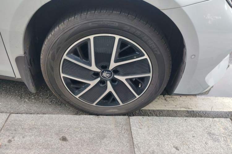 Used BYD Qin L 2025 DM-i Smart Drive 120KM Leading Model Right Front Wheel Hub