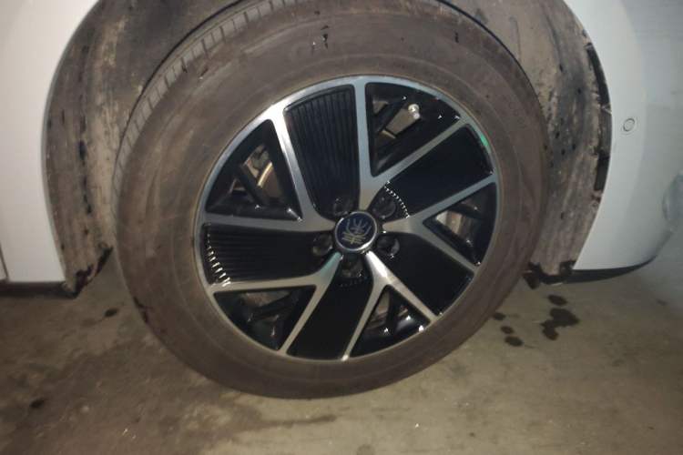 Used BYD Qin L 2025 DM-i Smart Drive 120KM Leading Model Right Front Wheel Hub