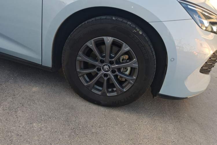 Used BYD Qin L 2025 DM-i Smart Drive 80KM Leading Model Right Front Wheel Hub