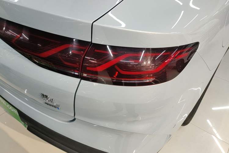 Used BYD Qin L 2025 DM-i Smart Drive 120KM Superior Model Right Rear Taillight