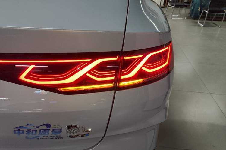 Used BYD Qin L 2025 DM-i Smart Drive 120KM Superior Model Right Rear Taillight