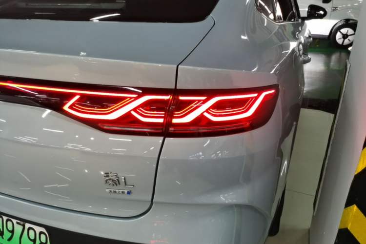 Used BYD Qin L 2025 DM-i Smart Drive 80KM Leading Model Right Rear Taillight
