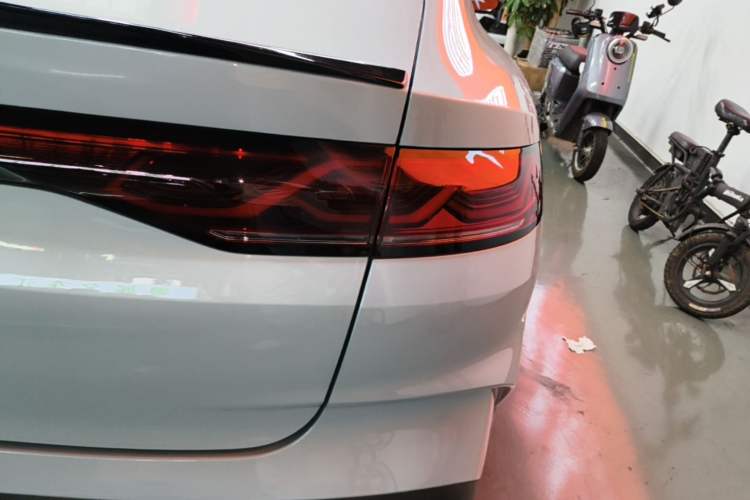 Used BYD Qin L 2025 DM-i Smart Drive 80KM Leading Model Right Rear Taillight