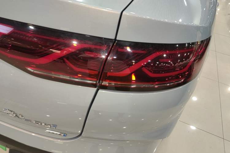 Used BYD Qin L 2025 DM-i Smart Drive 80KM Superior Model Right Rear Taillight