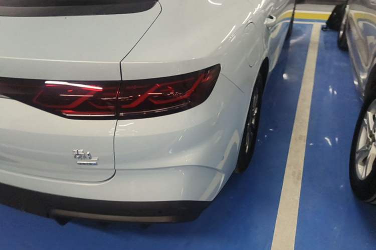 Used BYD Qin L 2025 DM-i Smart Drive 80KM Leading Model Right Rear Taillight