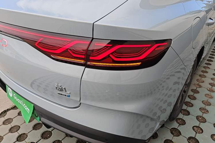 Used BYD Qin L 2025 DM-i Smart Drive 80KM Leading Model Right Rear Taillight