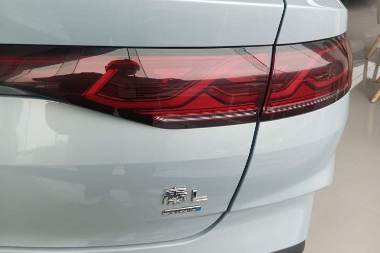 Used BYD Qin L 2025 DM-i Smart Drive 120KM Superior Model Right Rear Taillight