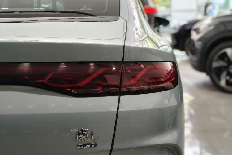 Used BYD Qin L 2025 DM-i Smart Drive 80KM Leading Model Right Rear Taillight