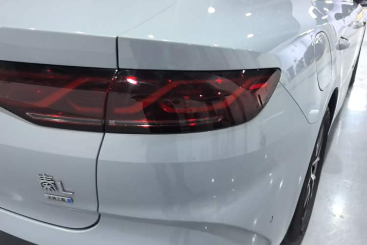 Used BYD Qin L 2025 DM-i Smart Drive 120KM Superior Model Right Rear Taillight