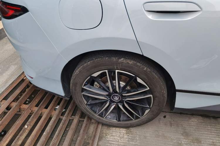Used BYD Qin L 2025 EV 545KM Excellence Edition Right Rear Wheel Hub