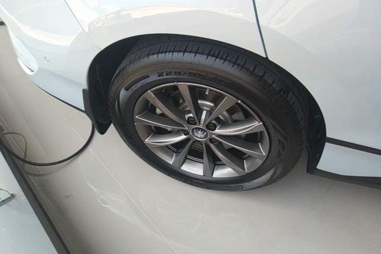 Used BYD Qin L 2025 EV 470KM Leading Edition Right Rear Wheel Hub