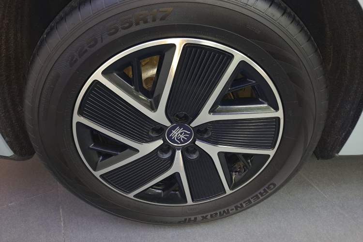 Used BYD Qin L 2025 DM-i Smart Drive 120KM Superior Model Right Rear Wheel Hub