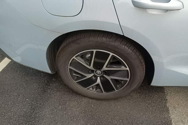 Used BYD Qin L 2025 DM-i Smart Drive 120KM Superior Model Right Rear Wheel Hub