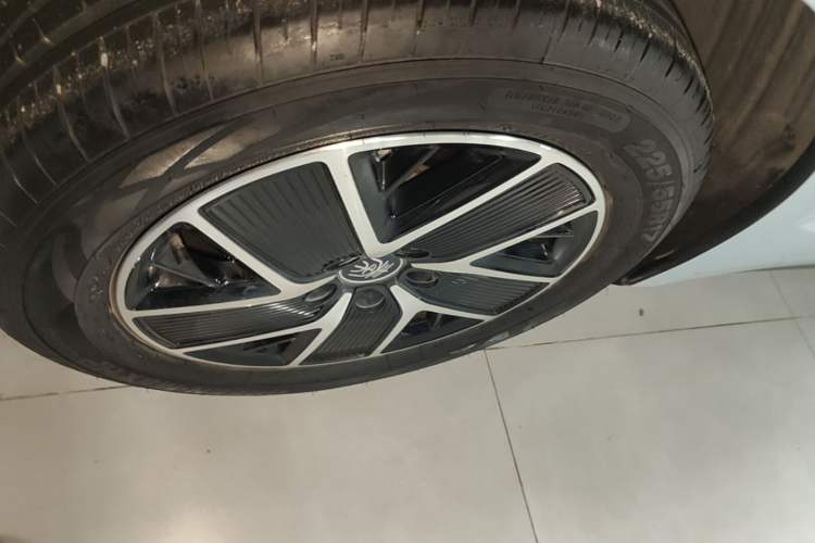Used BYD Qin L 2025 DM-i Smart Drive 120KM Superior Model Right Rear Wheel Hub
