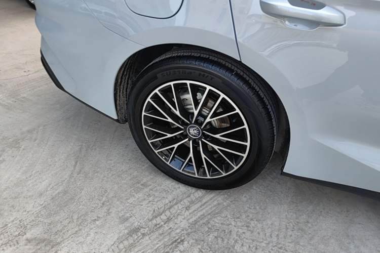 Used BYD Qin L 2025 DM-i Smart Drive 120KM Superior Model Right Rear Wheel Hub