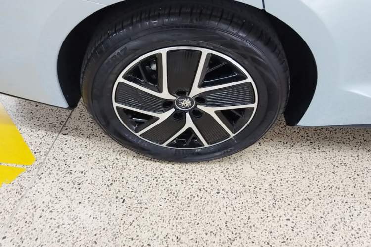 Used BYD Qin L 2025 DM-i Smart Drive 120KM Superior Model Right Rear Wheel Hub
