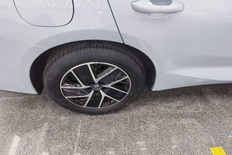 Used BYD Qin L 2025 DM-i Smart Drive 120KM Superior Model Right Rear Wheel Hub