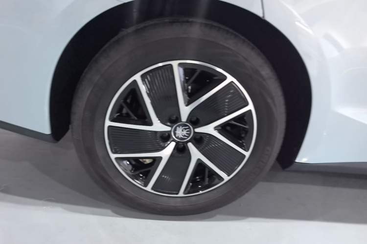 Used BYD Qin L 2025 DM-i Smart Drive 120KM Superior Model Right Rear Wheel Hub