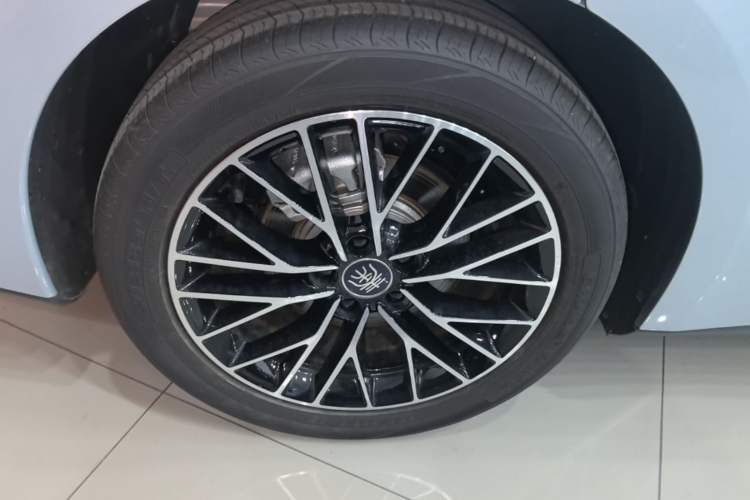 Used BYD Qin L 2025 DM-i Smart Drive 120KM Excellence Model Right Rear Wheel Hub