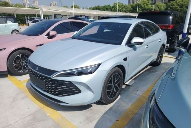 Ojetý BYD Qin L 2025 DM-i Smart Drive 120KM Superior Model