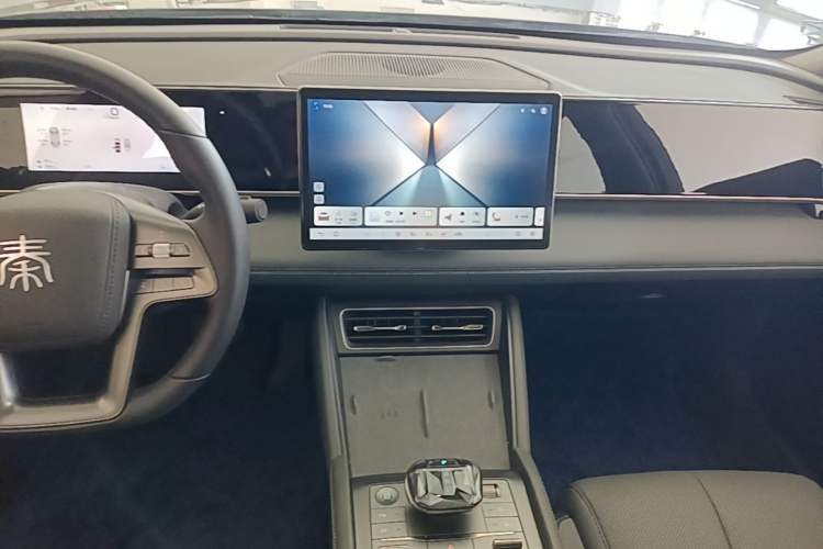 Used BYD Qin L 2025 DM-i Smart Drive 120KM Superior Model Audio And AC Panel