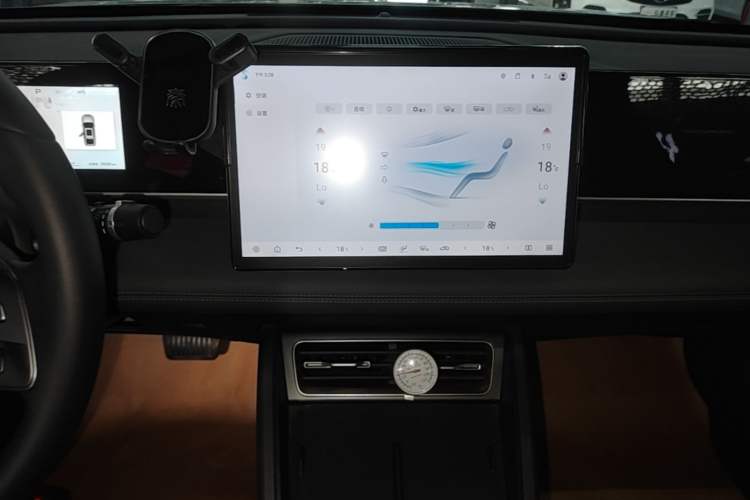Used BYD Qin L 2025 DM-i Smart Drive 80KM Leading Model Audio And AC Panel