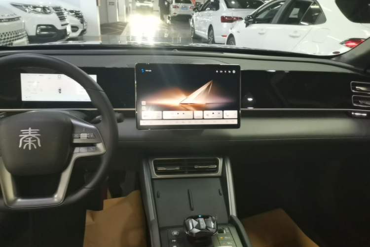 Used BYD Qin L 2025 DM-i Smart Drive 80KM Leading Model Audio And AC Panel