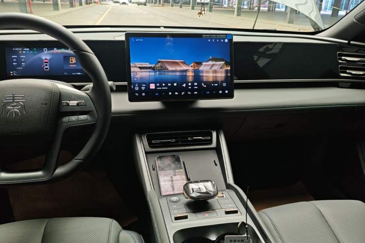 Used BYD Qin L 2025 DM-i Smart Drive 80KM Leading Model Audio And AC Panel
