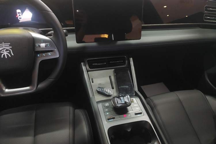 Used BYD Qin L 2025 DM-i Smart Drive 80KM Leading Model Audio And AC Panel