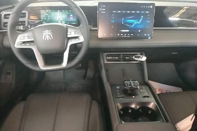 Used BYD Qin L 2025 DM-i Smart Drive 80KM Leading Model Audio And AC Panel