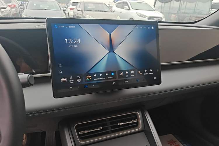 Used BYD Qin L 2025 DM-i Smart Drive 80KM Leading Model Audio And AC Panel