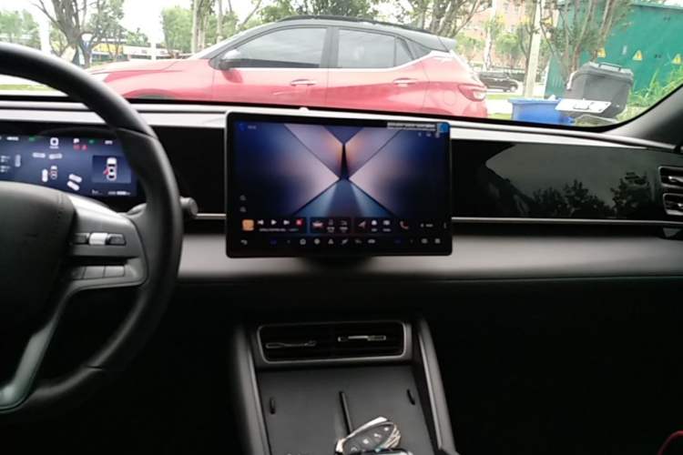 Used BYD Qin L 2025 DM-i Smart Drive 120KM Leading Model Audio And AC Panel